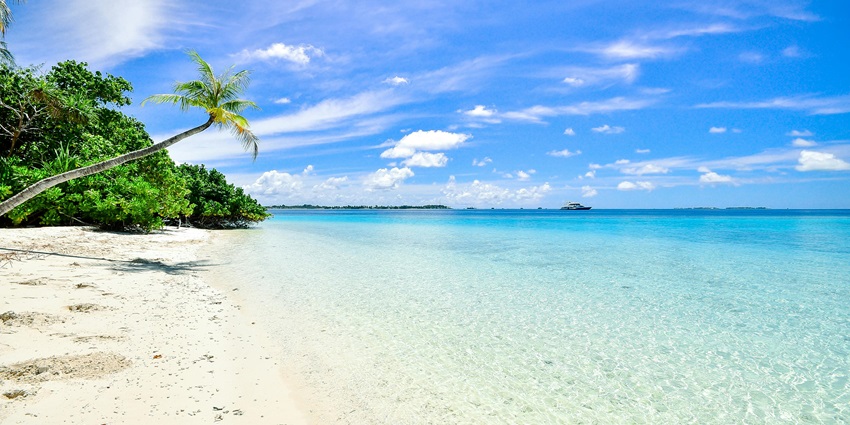 Aerial view of the turquoise waters and white sands of Fulhadhoo Beach and Reethi Beach in the Maldives, a top spot for tropical landscape photography.