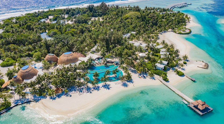 Family playing at the beachfront of Holiday Inn Resort Kandooma Maldives, one of the best family-friendly resorts in the Maldives.