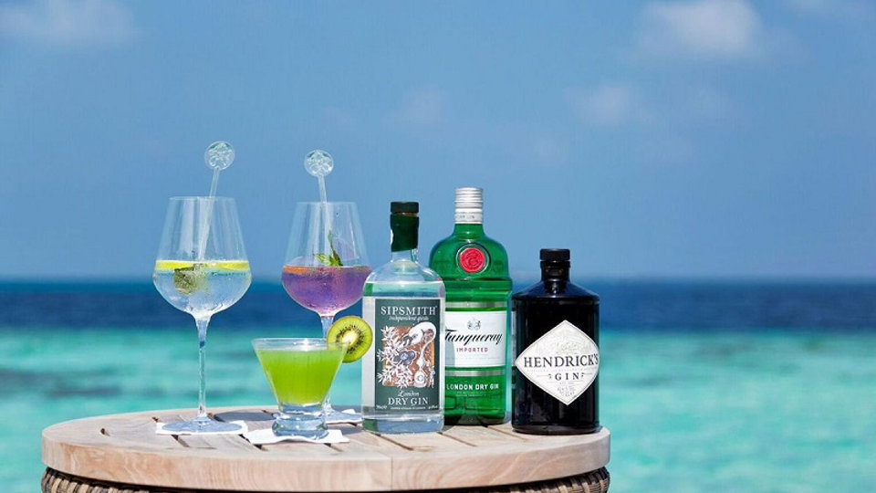 This is what begs the most queries to first-time visitors, and it can become a subject of actual consequences in case one gets it wrong. The regulations are also very straightforward when you know the geography of the Maldives operation.

The Maldives is a Muslim state and alcohol is not permitted on the local islands at all. The inhabited islands are the local islands on which the Maldivian citizens reside and conduct their daily activities. In these islands, alcohol is prohibited to purchase, sell, or even consume even at the beaches, guesthouses, restaurants and in the streets. It is not a guideline, it is the law and going against it may lead to fines or the seizure of the alcohol.

It is also illegal to import alcohol into the country. It implies that in case you buy duty-free beverages at an overseas airport during your layover, the border guards at the Velana International Airport are going to inspect your baggage and confiscate any alcohol. You may request it to be stored and take it back when you move out of the country, but you may not carry it to the Maldives by all means.

Alcohol can only be served in the licensed islands used as resort by the local people. These are totally different islands in which Maldivian local inhabitants reside which are meant solely to serve tourists only. The import license of resorts on these islands allows them to serve alcohol freely without restriction usually as part of an all-inclusive package. Then considering drinking in your holiday a private resort is the place where you have to be.