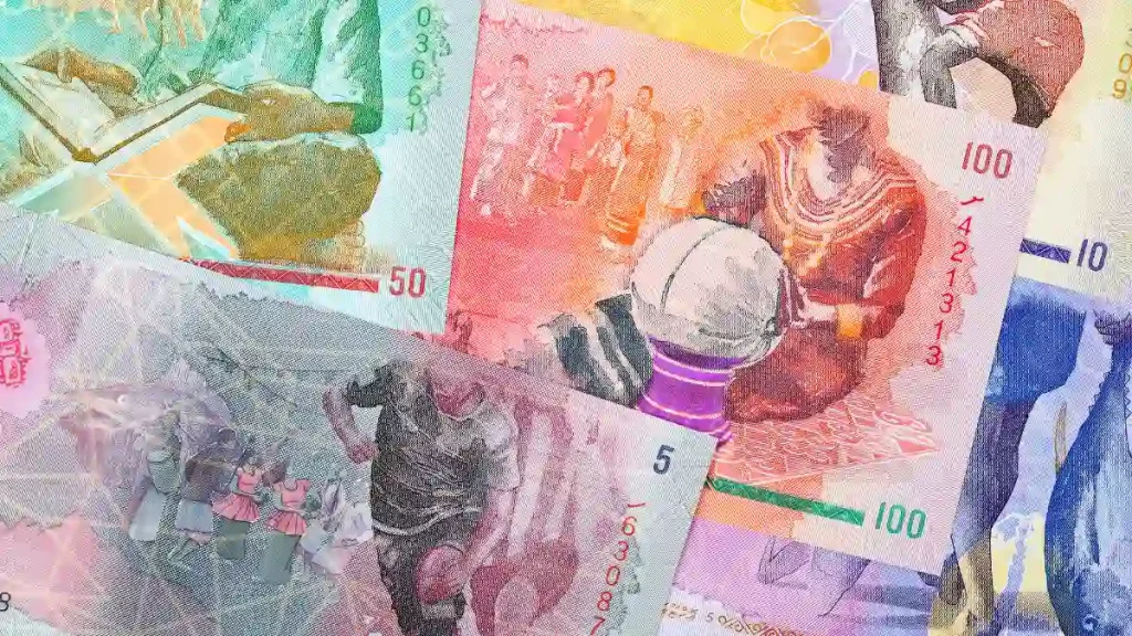 Cash as well as the card play their part in Maldives, and the balance is determined by the place where you are staying and what you are doing.

Visa and Mastercard are commonly used in larger hotels, dive centres and restaurants situated in the tourist regions of the country and will take care of most of your bills. All that is easy to pay with the help of a card is room bills, dining, watersports, excursions, and treatments in the spa. Something to consider: occasionally a card payment might attract a 3 to 5 percent service charge, and therefore, it is worth inquiring before you pay.

The moment you get to a local island, you need cash. Small stores, street retailers, local cafes, ferries, taxis, and souvenir stores do not usually take cards, and several of the neighbouring islands have no ATM whatsoever. Cash is the only way to purchase the tipping, boat rides and informal purchases.

The currency of Maldives is the Maldivian Rufiyaa (MVR) which is official though the US dollar is widely accepted in tourist destinations. In the islands of the resorts, USD is not a problem. On the local islands, it is good to carry a few Rufiyaa to make the minimal purchases at the local markets and take a ride, as not all vendors will provide the clean change in dollars.

Useful Cash Management Hints

Bring fresh and clean USD bills at home. Torn or old notes are often rejected. In the most beneficial case, USD 1, 5, 10, 20 and 50 bills are the most useful. There are ATMs in the airport of Maled and the city of Maled, but in the case of the local islands not in the capital, there are very few or no ATMs. Take out all the bit of cash you require and go to an isolated island. A good rule of thumb that applies to most travellers would be to charge around 70 to 80 percent of the expenses on card and leave the small part of 20 to 30 percent in cash to cover daily expenses and tips.

It is worth considering, in case you can access a multi-currency travel card like Wise. The cards are usually more favorable in terms of their exchange rates as compared to the standard debit and credit cards and ease the burden of carrying large sums of money to buy and sell currencies.