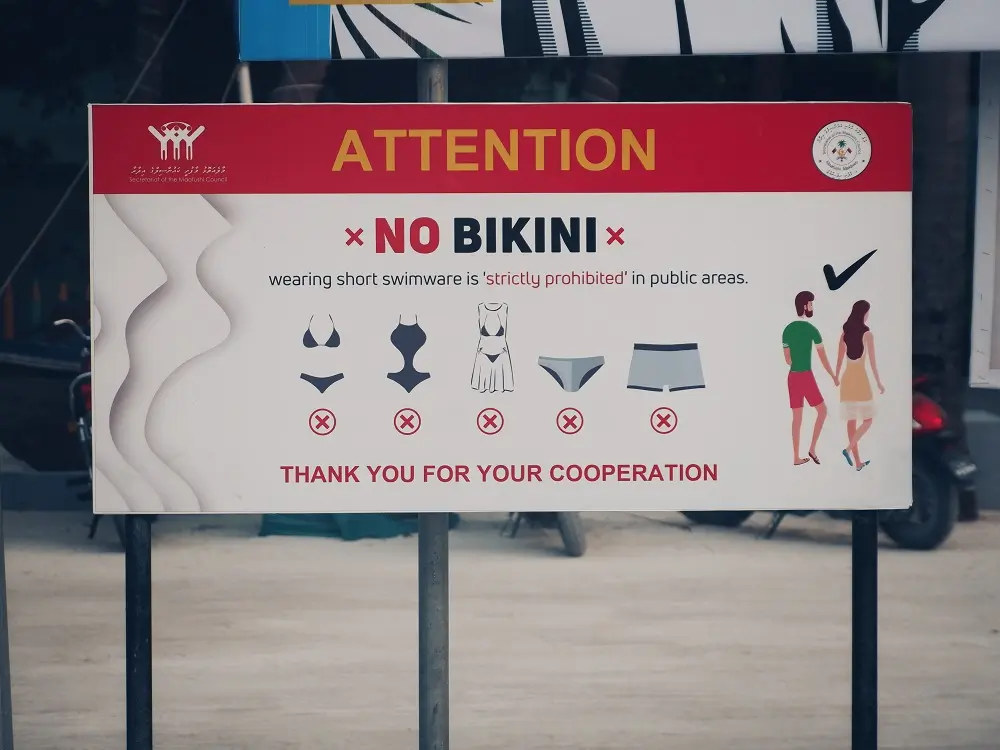 One of the spheres about which dress code in the Maldives is the wrong choice, which can lead to a real fine, it is worth being clear about it before packing.

In the resort islands that are privately owned, tourists are not in any way bound by the dress code. Swimwear can be worn at the pools, beaches, restaurants or any other place on the resort facilities. This is the habitat that these islands are suited to.

The rules are different and they are observed on the local islands. Whenever you walk around any part of the island or visit the shops, sit at the cafe, or even flaunt around the community, you are supposed to cover your shoulders and knees at least. Among women, tight or extremely revealing clothes are not acceptable. Men are to be dressed in t-shirt and knee-long shorts. This is not a hint that is politely given to the locals that they want you to follow. It is a legal and cultural requirement.

There are a lot of local islands with a special spot known as Bikini Beach where a certain part of the beach is reserved exclusively to tourists in which they are allowed to wear swimwear. Beyond this well-defined zone, there is a fine that can be fined in wearing a bikini or swimwear on the overall beach or in town. Upon landing on a local island, place an enquiry to your guesthouse as to the location of the bikini beach to make sure you know where the limits are.

One such place in order to get this right is mosques. One should not go to a mosque without being invited. You have to be completely covered with your body, and it is both the men and women who are subject to this rule in case they are allowed to enter. The code of decency demanded within a mosque is much tougher than even the overall local island regulations.